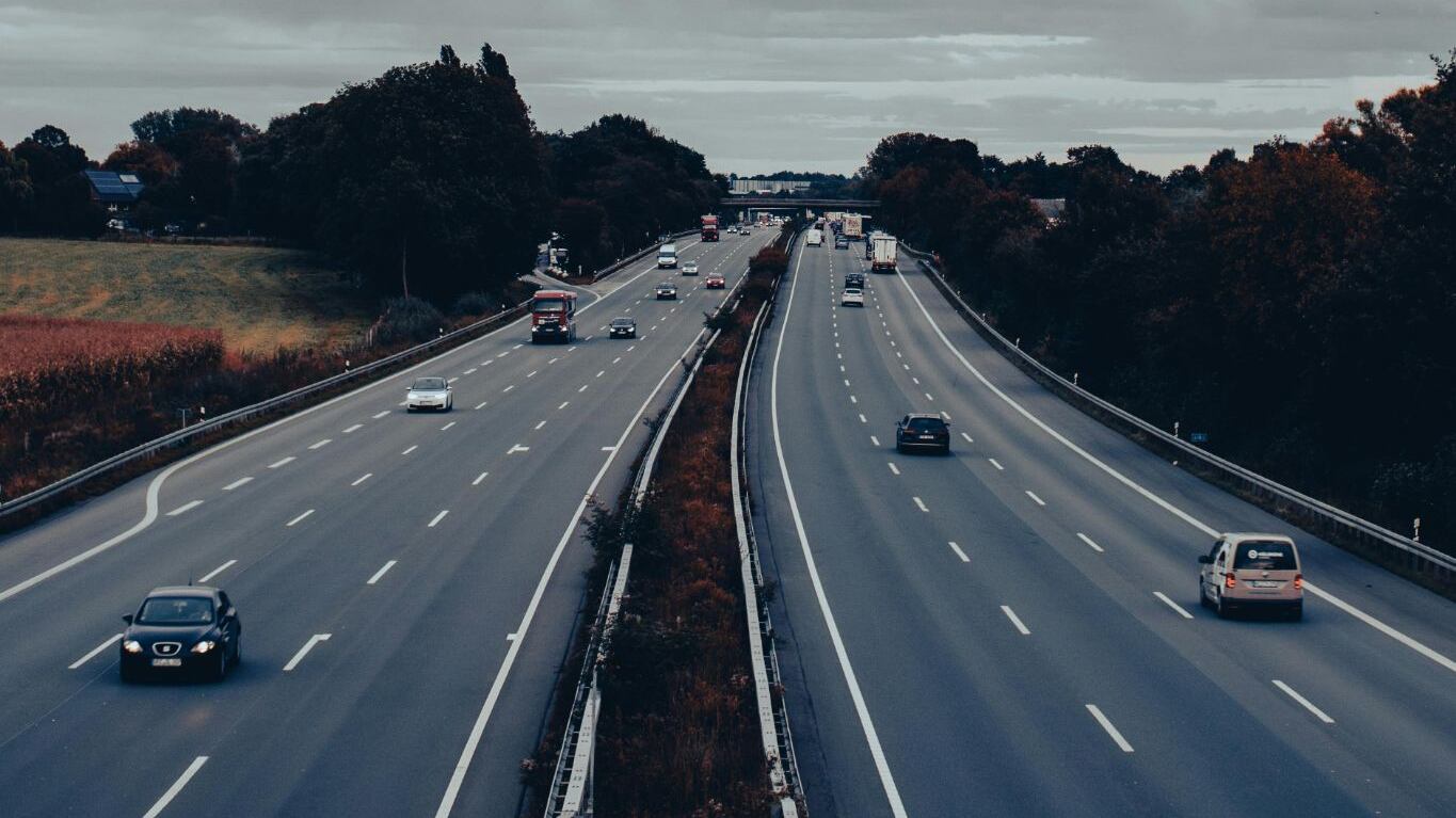 Autostrada, occhio a procedere su quella centrale o a sinistra: ecco quando scattano le sanzioni