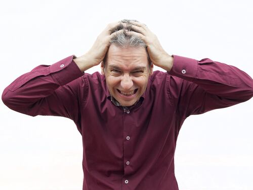 Lo stress fa venire i capelli bianchi: lo dice la scienza