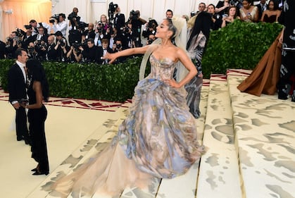 Met Gala 18, Miley Cyrus e la scollatura hot 10
