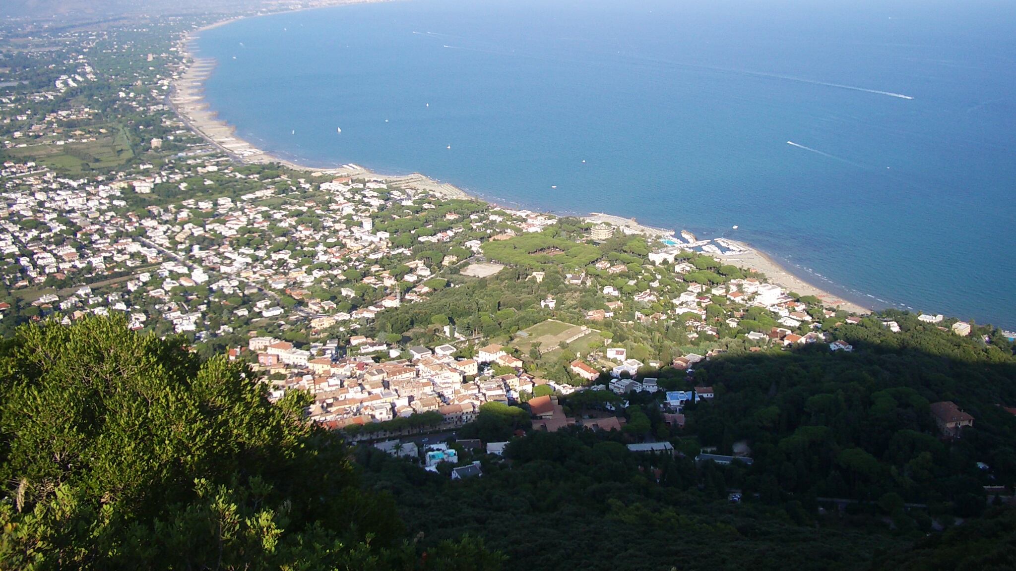 La 19enne romana: "In 2 mi hanno stuprata sulla spiaggia del Circeo"