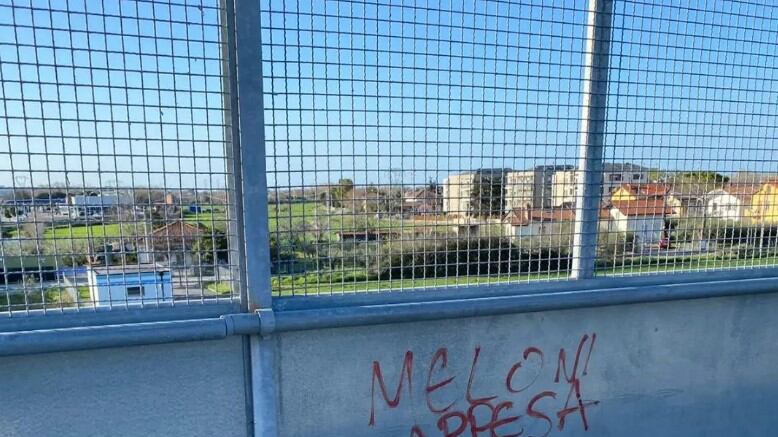 "Meloni appesa". Altra scritta-choc: sale la tensione