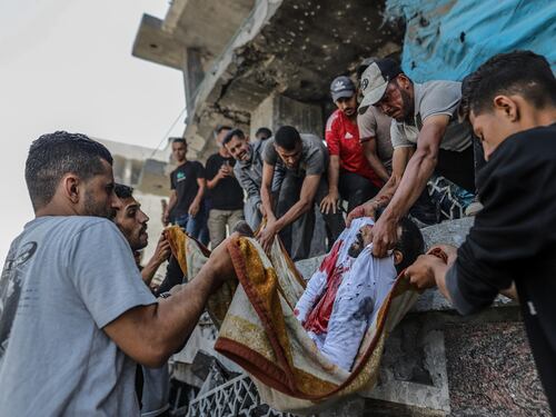 Nuova strage della fame a Gaza. In coda per gli aiuti: uccisi in 27