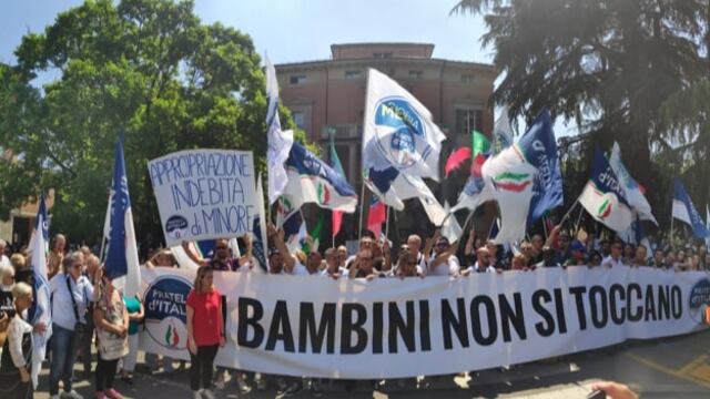 La protesta delle madri davanti a Palazzo Chigi: "Conte parlaci di Bibbiano"