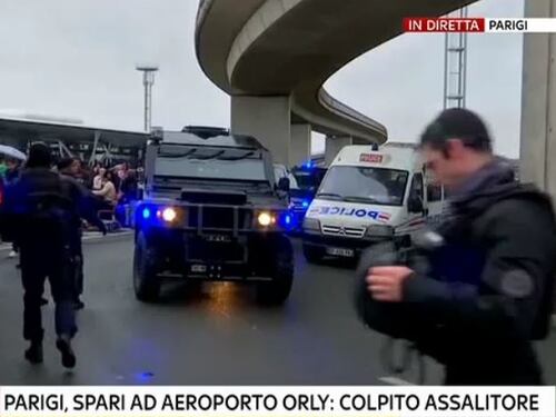 "Sono qui per morire per Allah". Sparatoria all'aeroporto di Orly