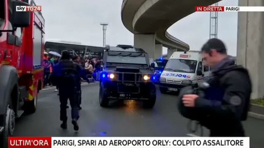 "Sono qui per morire per Allah". Sparatoria all'aeroporto di Orly