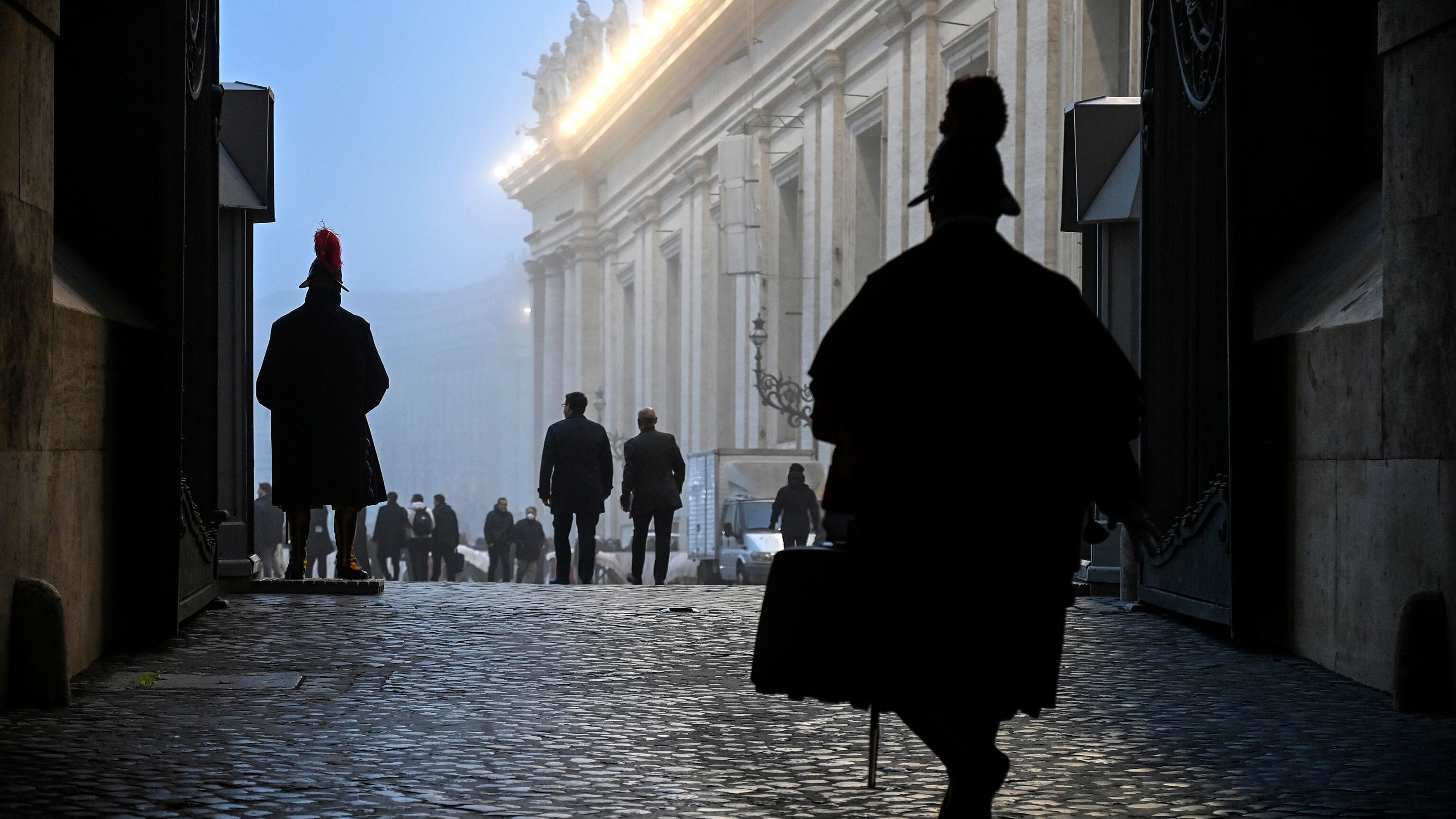 Silenzio e ricordo. I fedeli e Roma salutano Benedetto XVI