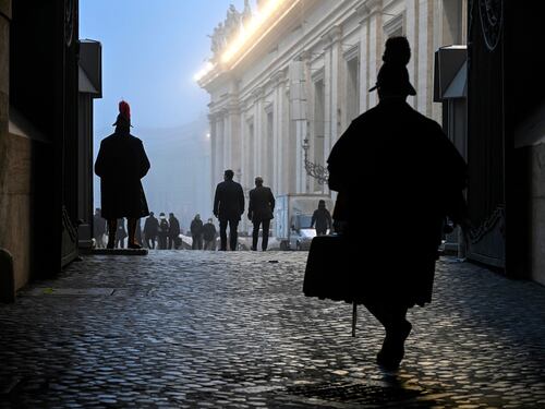 Silenzio e ricordo. I fedeli e Roma salutano Benedetto XVI