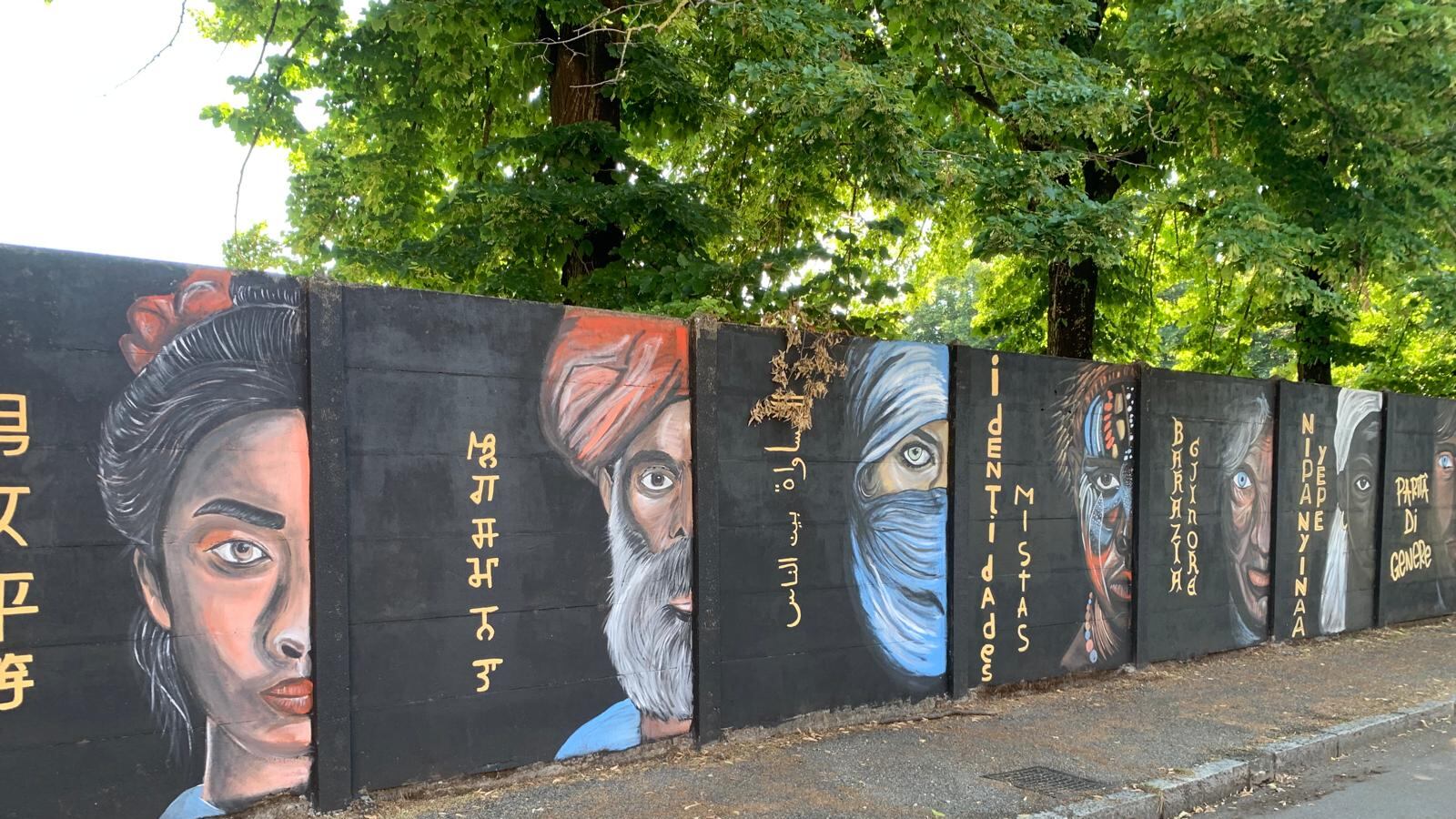 La sinistra autorizza il murales con turbante e hijab. Ira della Lega a Piacenza