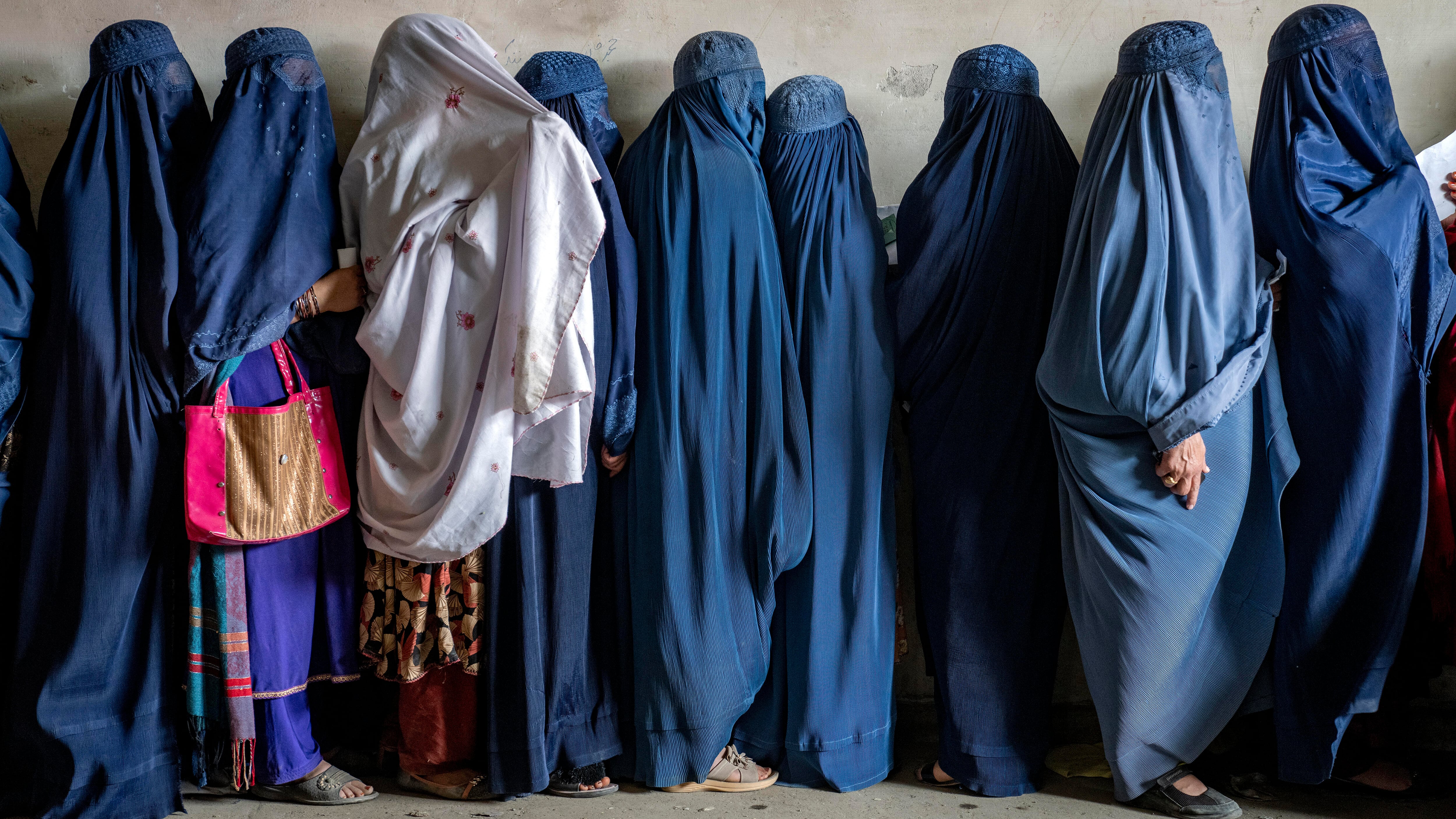 Afghanistan, i talebani cancellano le donne dai libri e dal futuro