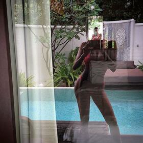 Cristina Buccino sexy in piscina  3