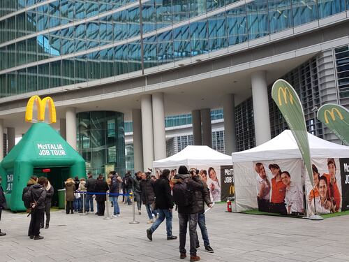 In coda da McDonald's per un posto di lavoro: "È una bella occasione"