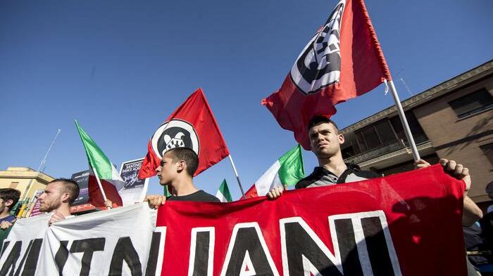 "Strappate i cartelli di CasaPound". Poi li aggrediscono