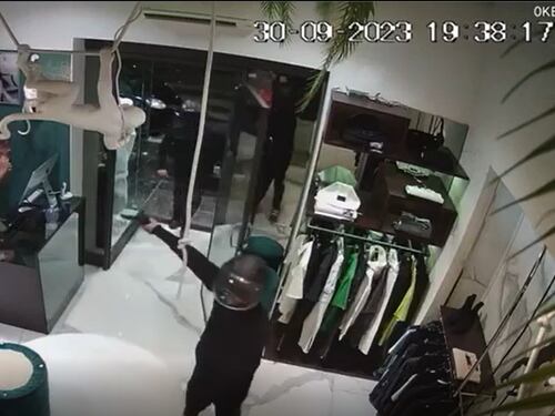 L'assalto e la pistola alla testa: rapina choc nel negozio