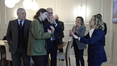 Cecila Sala in aeroporto. L'abbraccio con i familiari, l'incontro con la Meloni 7