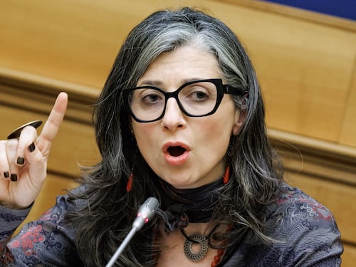 Raccolta firme e risoluzione contro l’Albanese