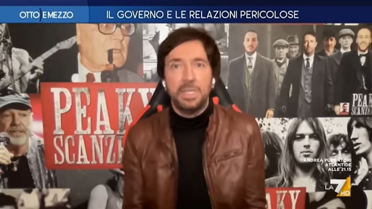 "Obesa, inacidita". Scanzi attacca l'"influencer" che lo sfotte per i capelli