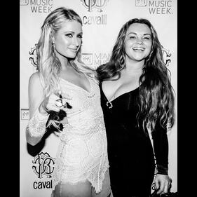 Paris Hilton omaggia Hugh Hefner 16
