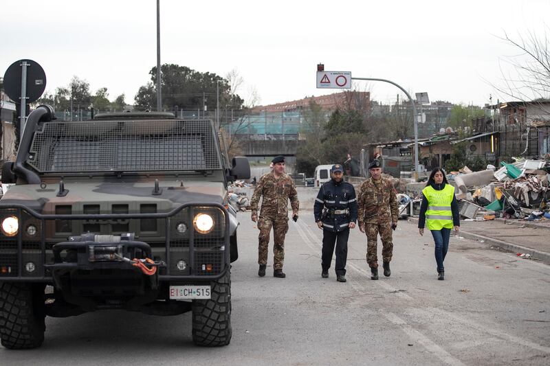 Roma, i militari all'ingresso del campo rom di via Salviati 3