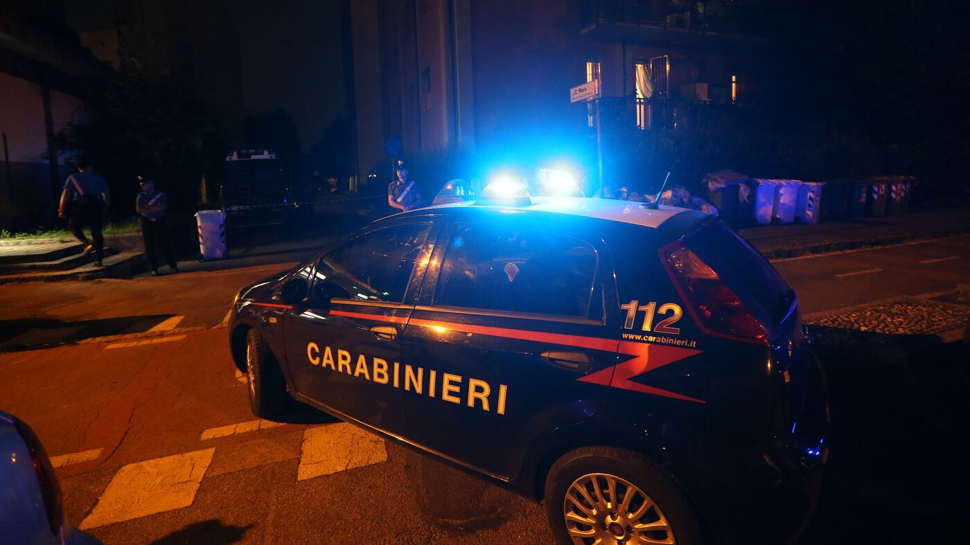 Straniero nudo nel parco tra gli irrigatori in funzione: "Fa caldo"
