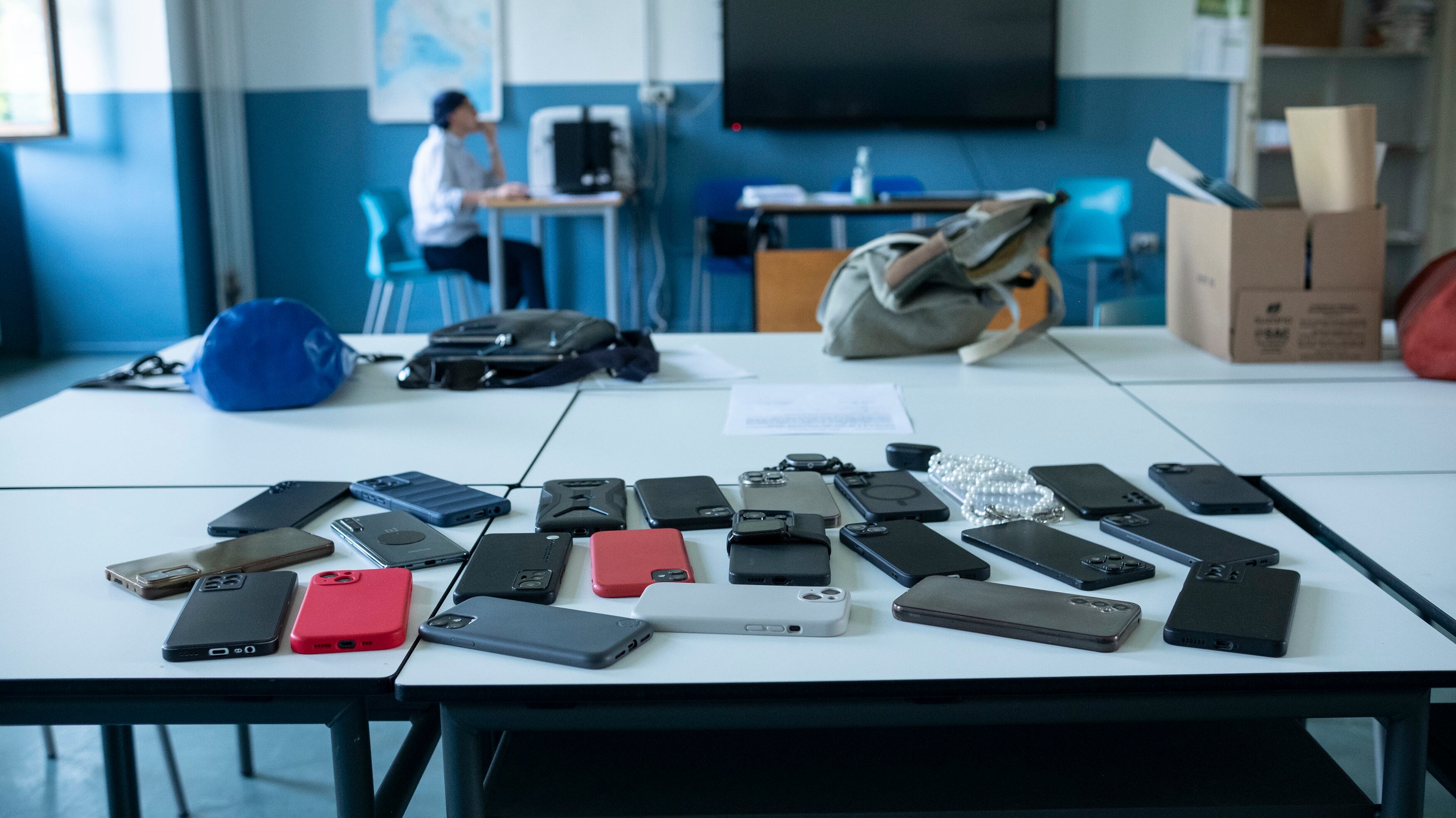 Scena muta alla maturità e cellulari in aula. Gli italiani promuovono la "linea dura"