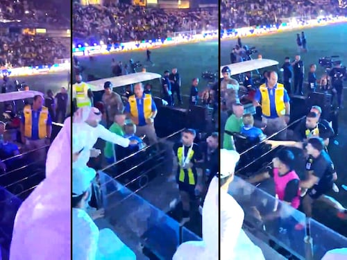 Follia in Supercoppa ad Abu Dhabi: così il tifoso prende a frustate il calciatore | Il video