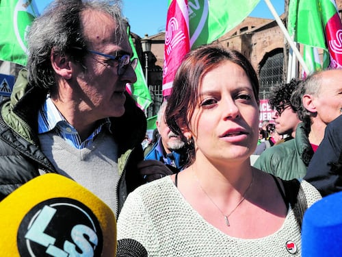 Salis non esprime solidarietà al poliziotto ferito, poi sbotta in tv: “Ma chi è ‘sta qua?”