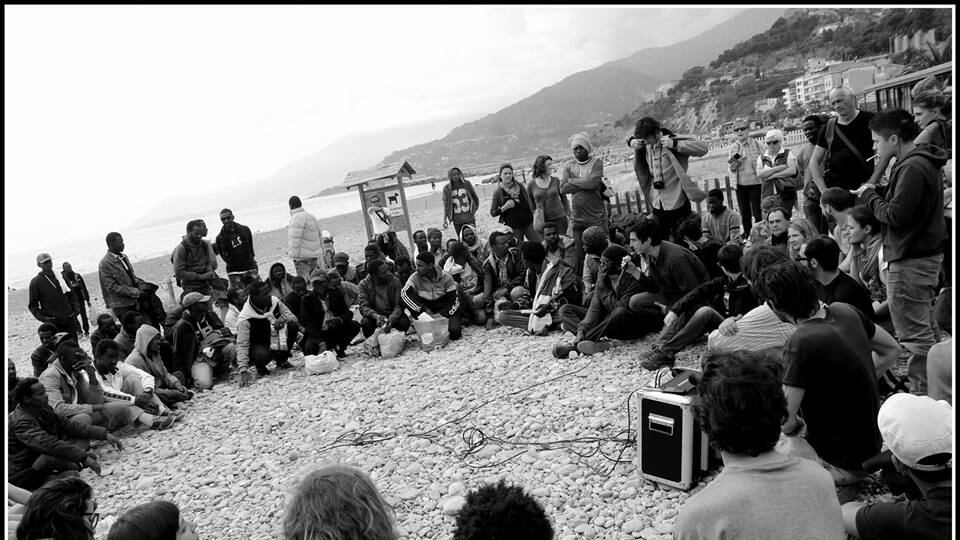 I "No borders" in piazza coi migranti, il vescovo: "Andate in Francia"