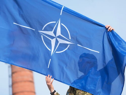 “Non reggerebbe una lunga guerra con la Russia”. L’allarme che scuote la Nato