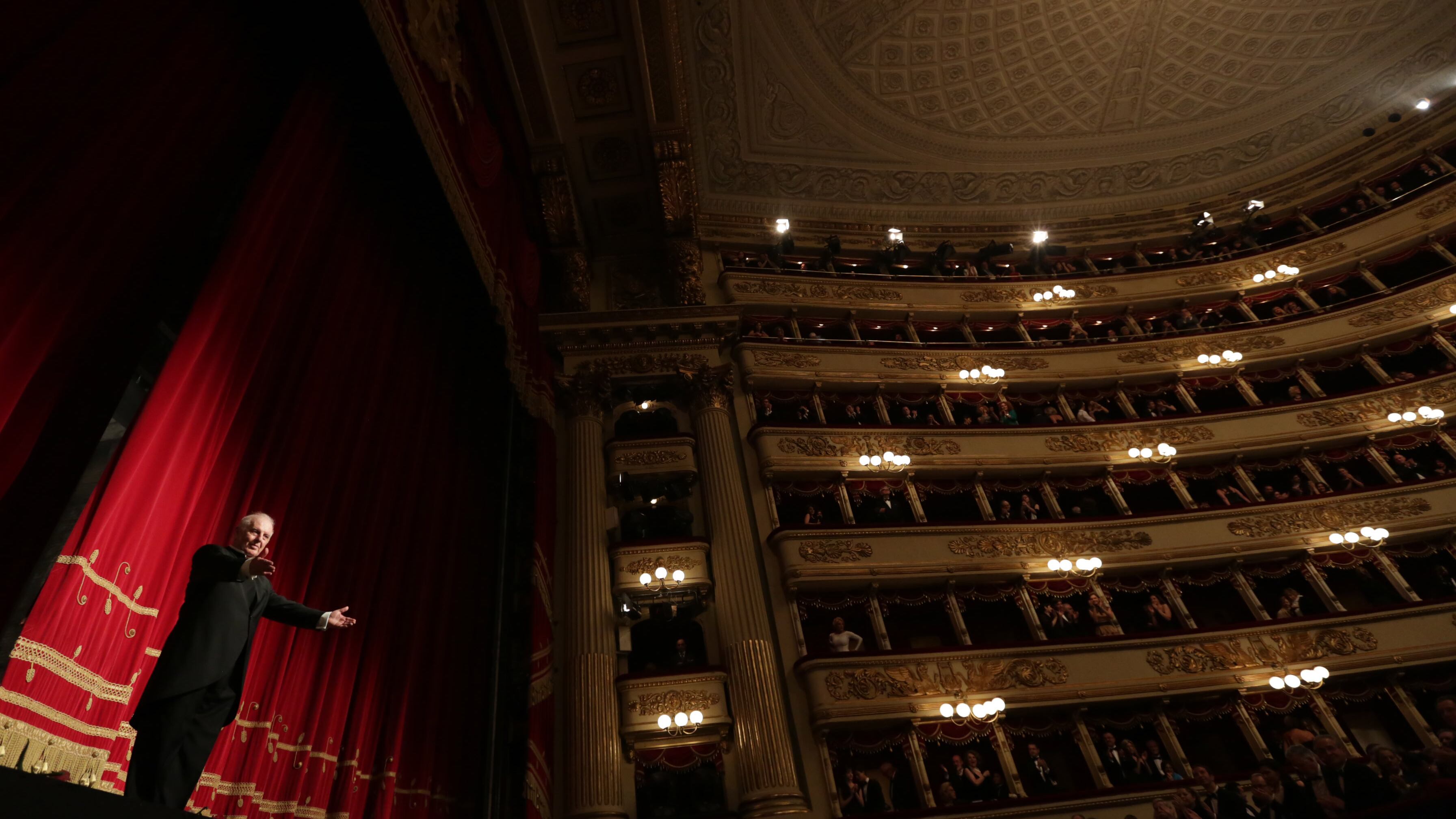Il canto libero del "Fidelio" tiene alla larga le istituzioni