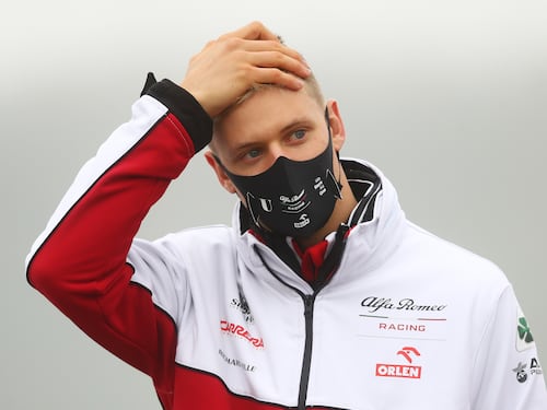 Sale sulla Mercedes di Lewis. È primo