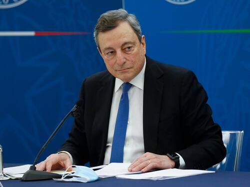 "Draghi doni i vaccini ai più bisognosi". Scatta l'ironia sulla Gomez