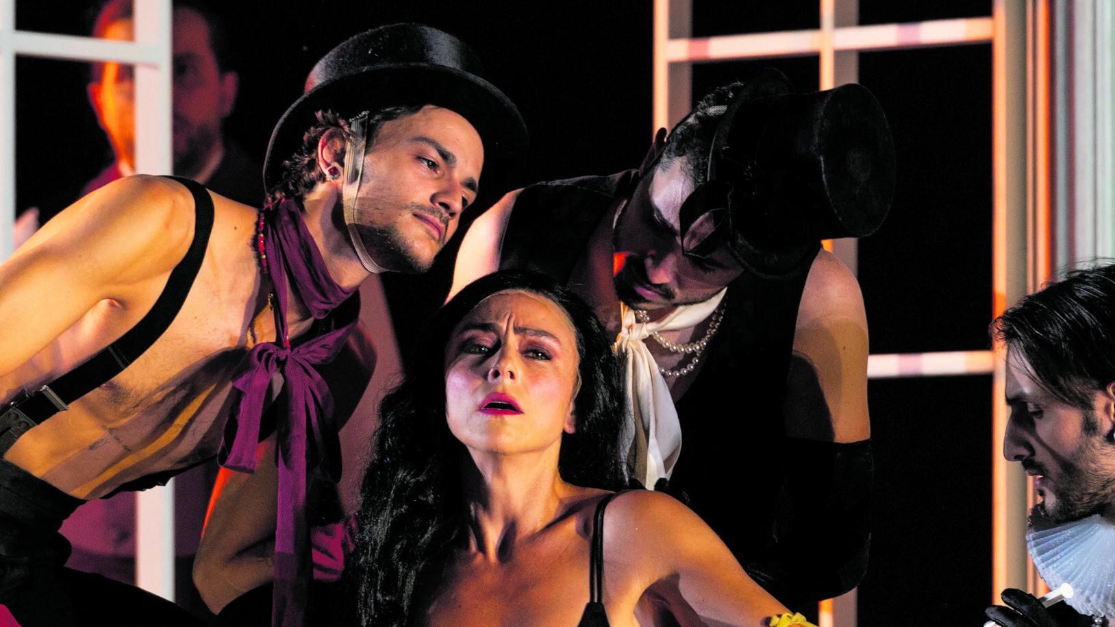 "La Traviata" di Dauberovna soffoca Verdi dentro il kitsch