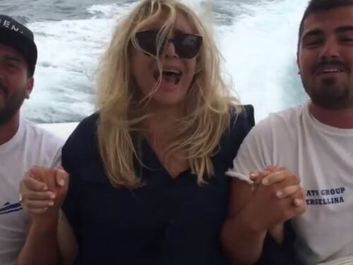 Mara Venier terrorizzata sul gommone: "Aiuto ho paura"