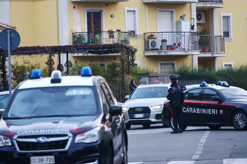 Padre si barrica in casa con il figlio piccolo 5