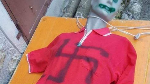 Svastica e cappio. Così i vandali trasformano la maglietta rossa