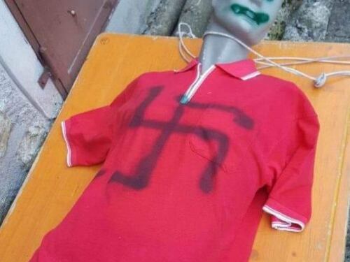 Svastica e cappio. Così i vandali trasformano la maglietta rossa