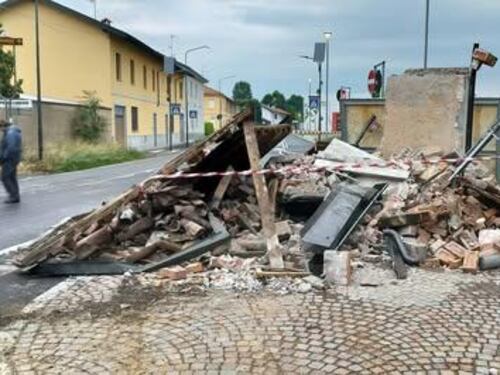 Auto contro cappella votiva. A pezzi Madonna di Pompei