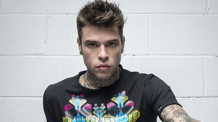 Fedez pubblica per errore i numeri di telefono dei cognati