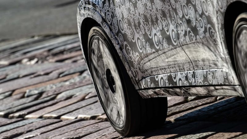 Abarth 600e, guarda tutte le foto della versione camuffata 6