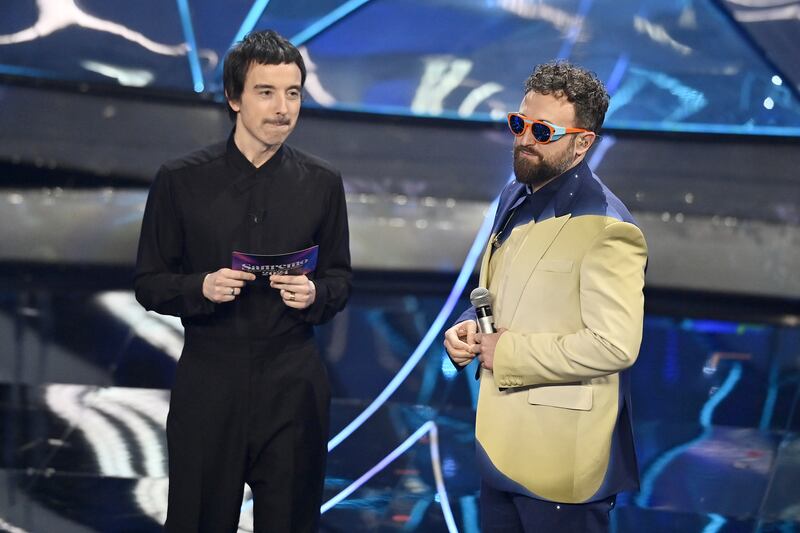 Sanremo 2024: ecco il look della seconda serata del Festival di Dargen D'Amico 1
