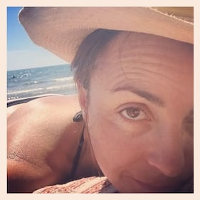 Camila Raznovich: topless sexy in barca 18