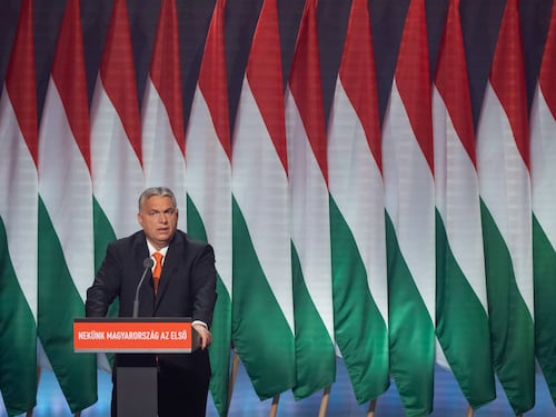 Se non sblocca gli aiuti a Kiev l'Europa taglierà i fondi a Orbán