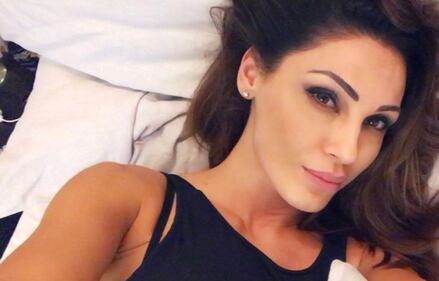 Anna Tatangelo in reggiseno allo specchio 8