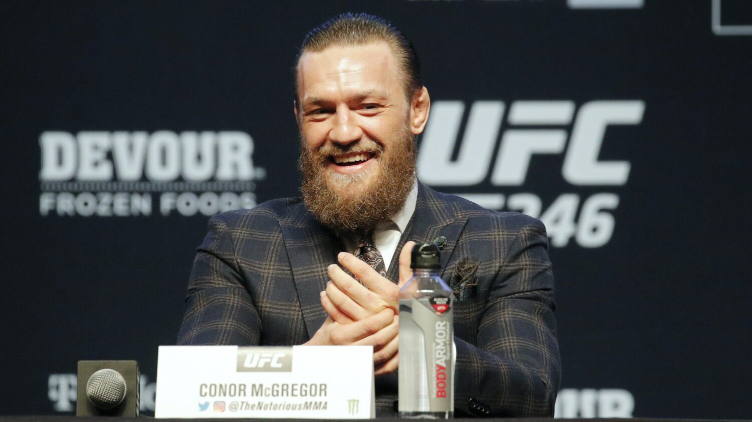 Ufc, McGregor da urlo: stende Cerrone in 40". "Ho fatto la storia"