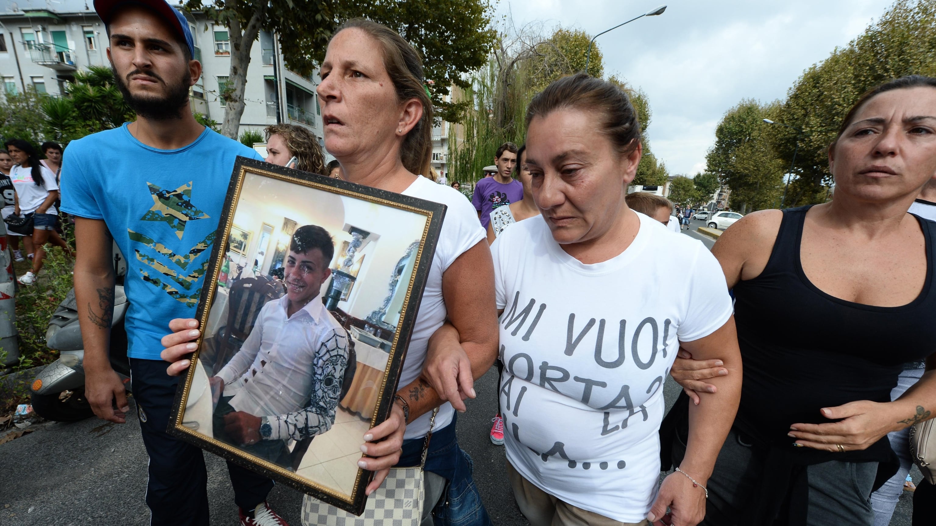 La madre del ragazzo ucciso: "Carabiniere marcisca in cella". Salvini: "Fermarsi all'alt è un obbligo"