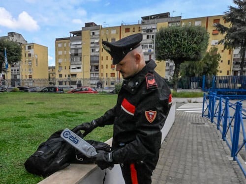 “Ci sarà una sparatoria, moriranno 89 persone”. L’allarme al liceo fa scattare i metal detector