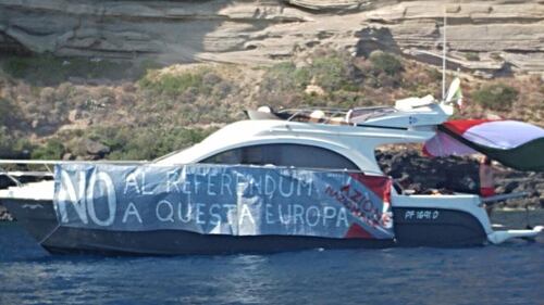 Ventotene, la protesta in barca di Alemanno 3