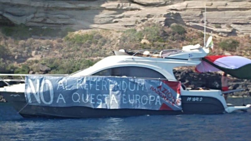 Ventotene, la protesta in barca di Alemanno 3