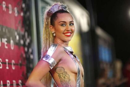 Miley Cyrus completamente nuda su V Magazine 4