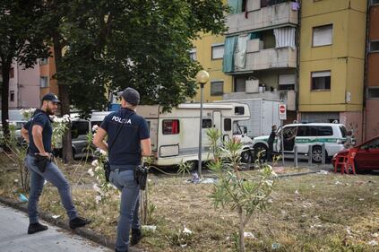 Blitz delle forze dell'ordine questa mattina in via Bolla 6